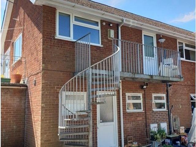 Stokenchurch, High Wycombe HP14, 2 bed flat to rent, £1,050 pcm | PrimeLocation
