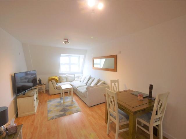 Stone Yard, Western Gardens, Brentwood CM14, 2 bed flat to rent, £1,400 pcm | PrimeLocation
