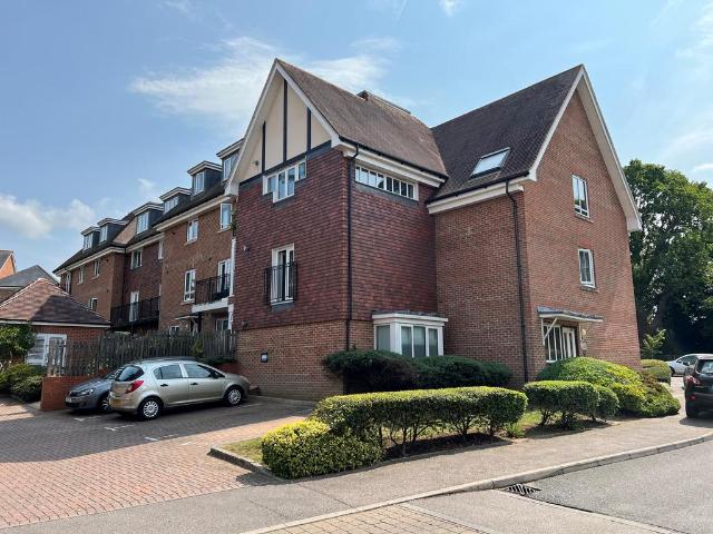 Stone Court, Crawley, RH10 2 bed flat to rent £1,775 pcm £410 pw