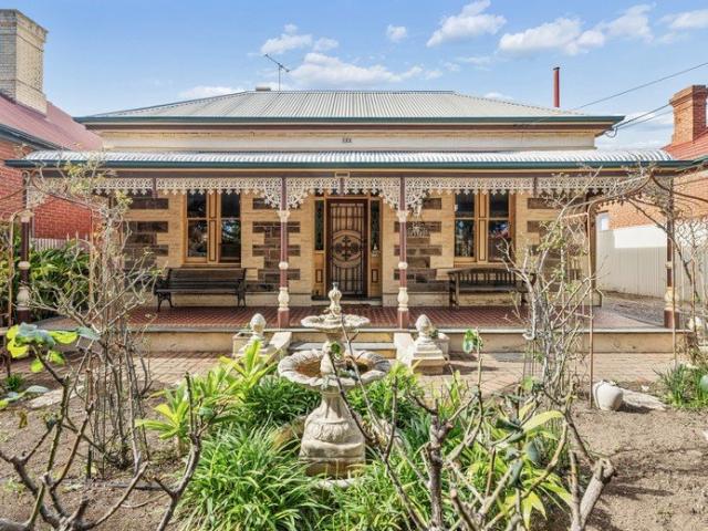 Stone Fronted Character Home 5 Main Rooms 688m2 Allotment Built in 1918