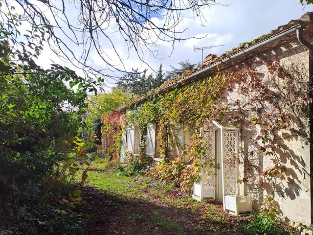 Stone property for renovation 212m² Laroque Timbaut