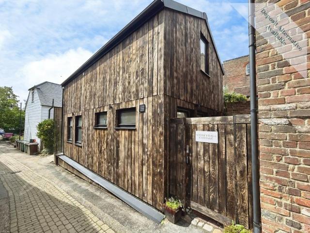 Stone Street Cranbrook TN17 2 bed detached house to rent £1,700 pcm £392 pw