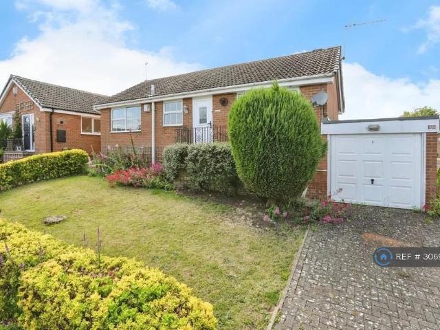 Stonebeck Avenue, Harrogate, HG1 2 bed bungalow to rent £1,400 pcm £323 pw