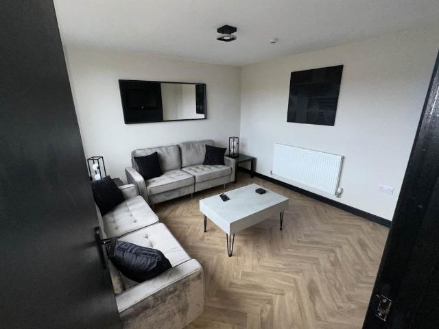 Stonecliffe Lawn Room 1, Farnley, Leeds