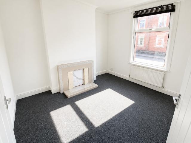 Stoneclose Avenue, Hexthorpe, Doncaster 2 bed terraced house to rent £675 pcm £156 pw