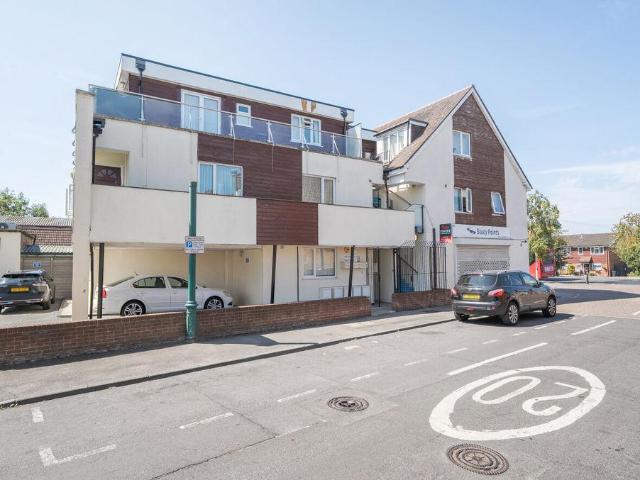 Stonecot Hill, Sutton 3 bed apartment to rent £1,750 pcm £404 pw