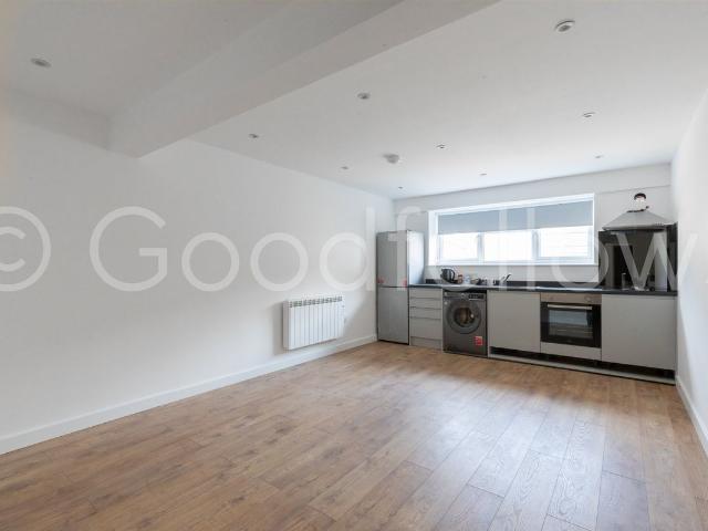 Stonecot Hill, Sutton, Surrey SM3, 2 bed flat to rent, £1,650 pcm | PrimeLocation