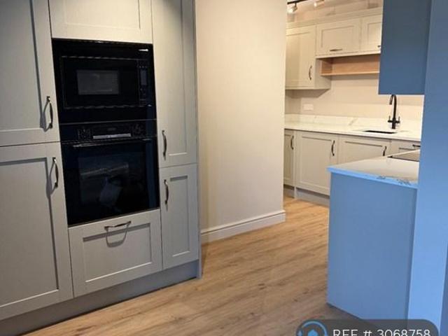 Stonegate Road, Leeds, LS17 2 bed flat to rent £1,200 pcm £277 pw