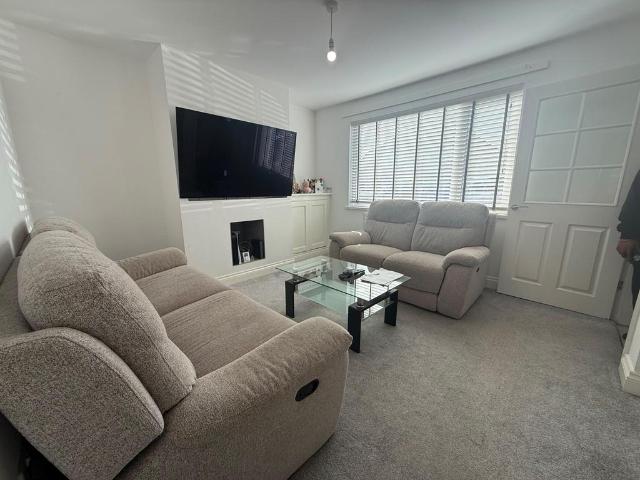 Stonehill Avenue, LEICESTER, LE4 4JE 3 bed semi detached house to rent £1,325 pcm £306 pw