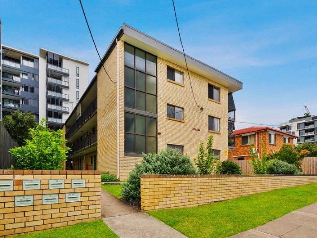 Stones Corner, 2 Bedrooms | 1 Bathroom | 1 Garage