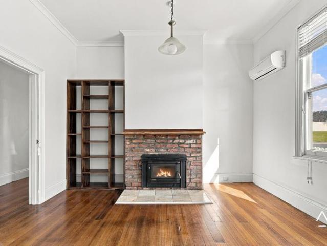 Stones throw to the Seaport precinct with 4 generous sized bedrooms