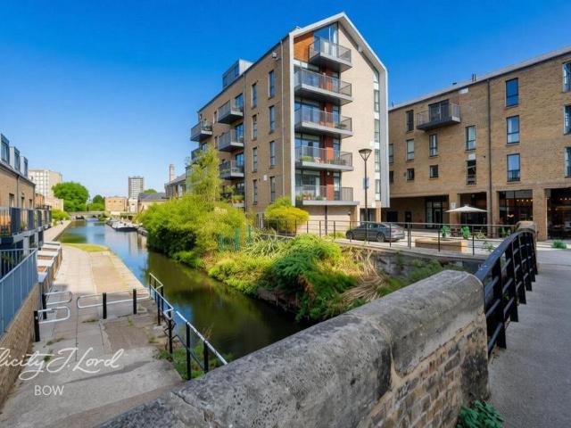 Stoneway Walk, LONDON 2 bed penthouse to rent £2,750 pcm £635 pw