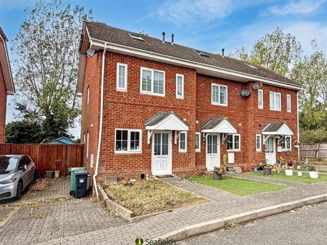 Stonewood Gate, St. Helens, PO33 1FY 3 bed semi detached house to rent £1,250 pcm £288 pw