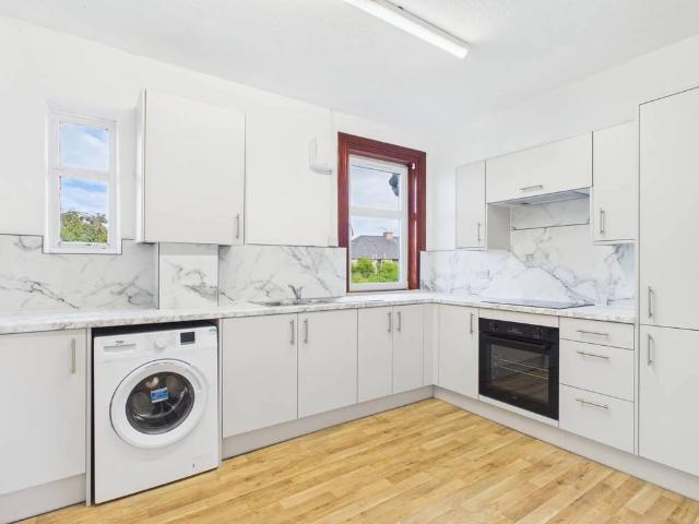 Stoneybank Gardens South. 2 bed apartment to rent £1,200 pcm £277 pw