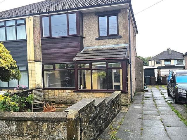Stoneyridge Avenue, Bradford BD9, 3 bed semi detached house to rent, £1,100 pcm | PrimeLocation