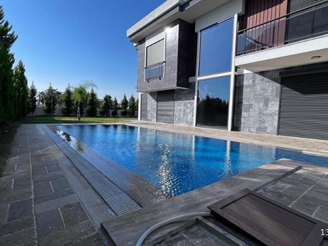 Stop'tan Plaja 300 metre Lüks Sıfır 4+1 Müstakil Havuzlu Villa