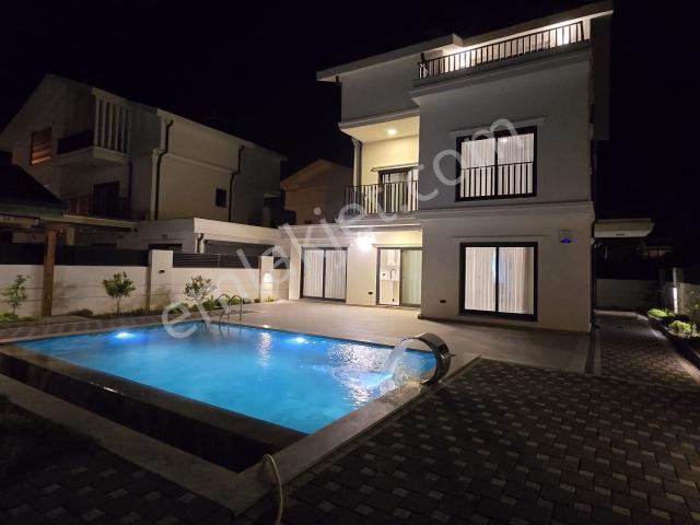 Stop'tan Sahil Kordona Yakın Kiralık Havuzlu Lüx Villa