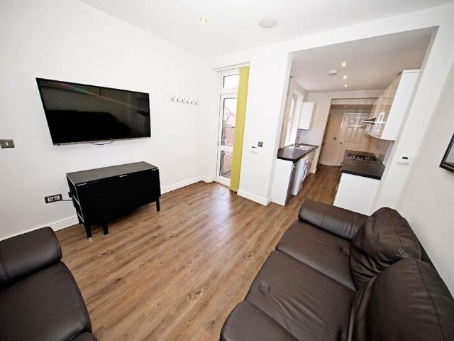 Storer Road, Loughborough 5 bed terraced house to rent £2,925 pcm £675 pw
