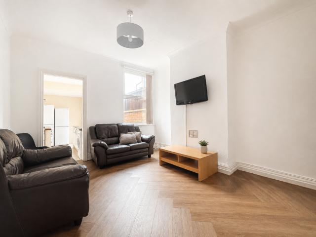 Storer Road, Loughborough LE11 4 bed house to rent £1,647 pcm £380 pw