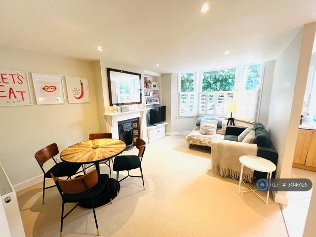 Stormont Road, London, SW11 2 bed flat to rent £2,625 pcm £606 pw