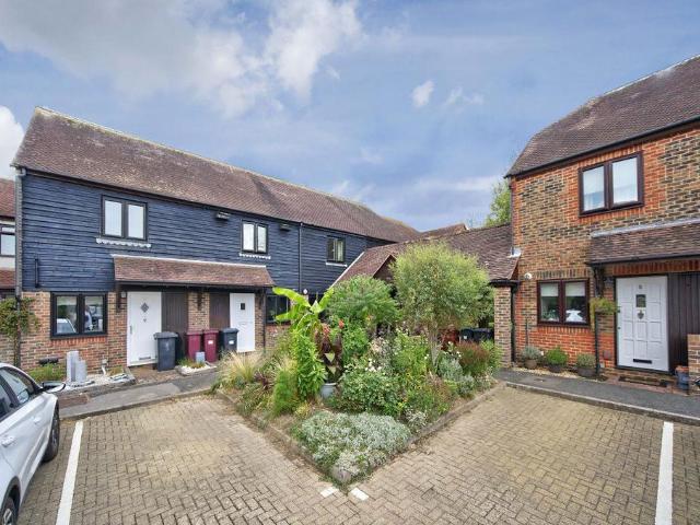 Storrington Close, Fishbourne 1 bed house to rent £1,100 pcm £254 pw