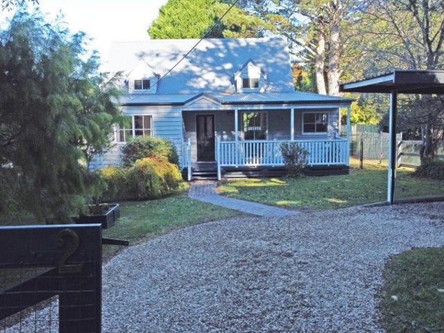 STORYBOOK CHARM * LEVEL WALK TO THE VILLAGE * DOWNSIZING FROM THE CITY ?