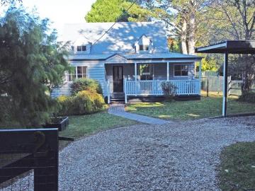 STORYBOOK CHARM * LEVEL WALK TO THE VILLAGE * EXCELLENT B&B POTENTIAL