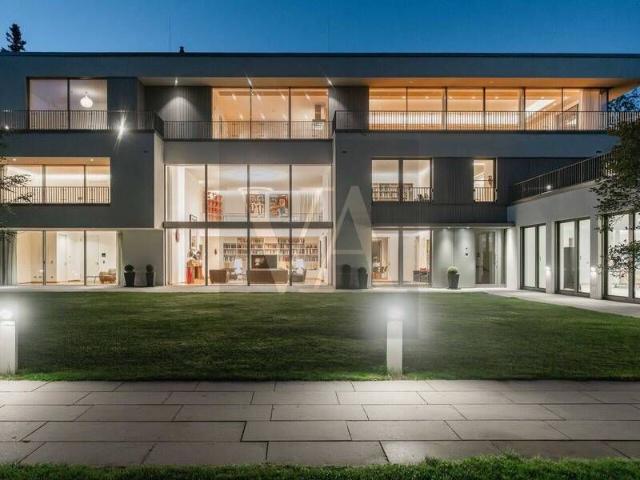 State of the Art Villa in eine der exklusiven Lage Berlin mit privten Zugang,Lift,Pool