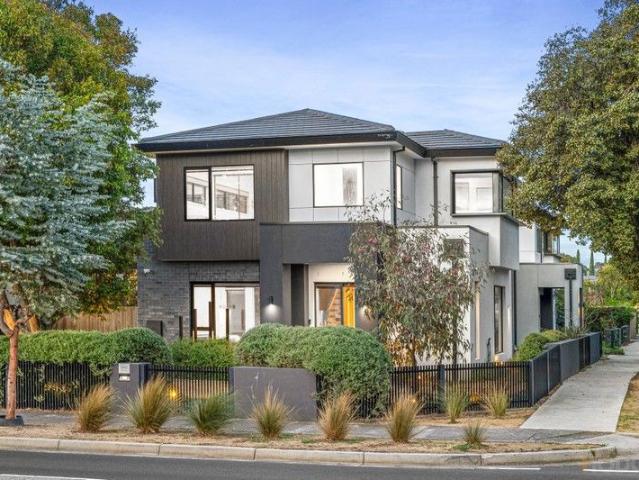 STATEMENT LIVING IN A PREMIUM BAYSIDE SETTING