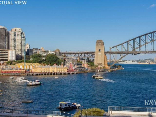 Stately one bed plus study apartment with captivating harbour views