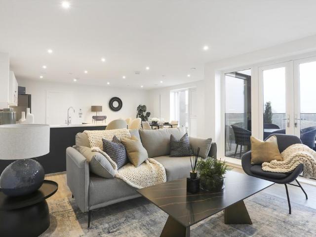 Station Avenue, Walton on Thames. 2 bed apartment to rent £2,464 pcm £569 pw