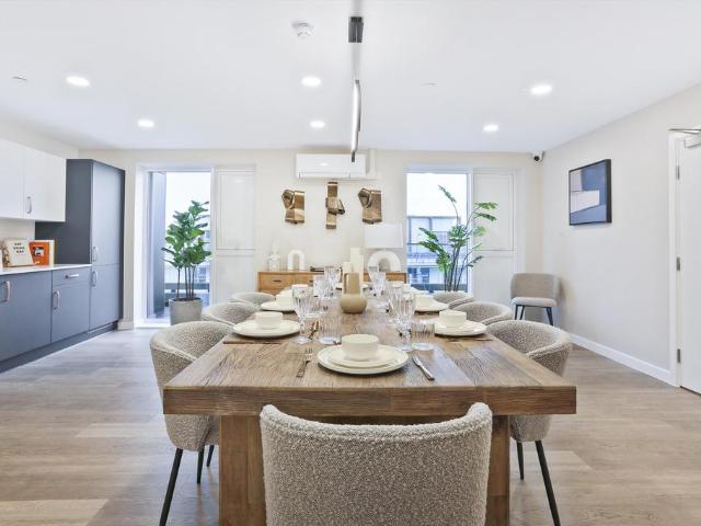 Station Avenue, Walton on Thames. 2 bed flat to rent £2,270 pcm £524 pw