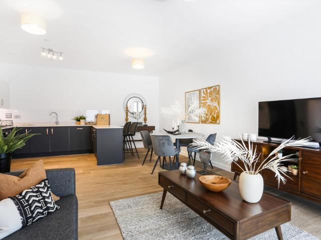 Station Avenue, Walton on Thames. 2 bed flat to rent £2,202 pcm £508 pw