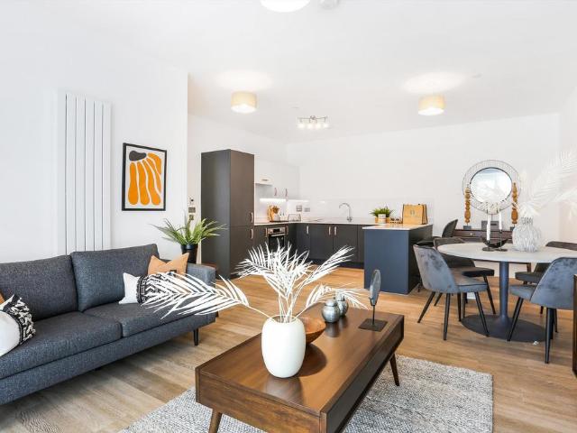 Station Avenue, Walton on Thames. 2 bed flat to rent £2,364 pcm £546 pw