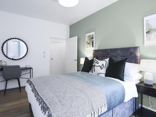 Station Avenue, Walton on Thames. 2 bed flat to rent £2,559 pcm £591 pw