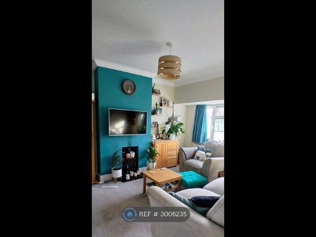 Station Avenue, Epsom KT19, 2 bed maisonette to rent, £1,750 pcm | PrimeLocation