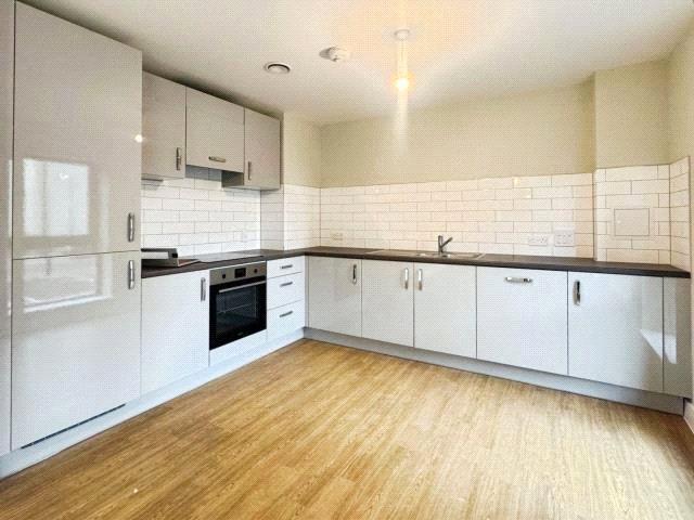 Station Approach, Newbury, Berkshire. 1 bed flat to rent £1,310 pcm £302 pw