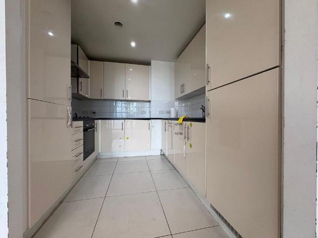 Station Approach, Hayes UB3 2 bed flat to rent £1,850 pcm £427 pw