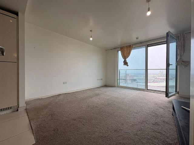 Station Approach, Hayes UB3 2 bed flat to rent £2,000 pcm £462 pw