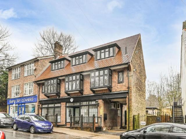 Station Approach, Sutton, Tadworth, KT20 3 bed flat to rent £2,150 pcm £496 pw