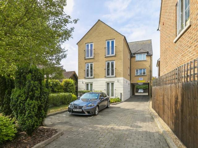 Station Approach, Theydon Bois, CM16 1 bed flat to rent £1,400 pcm £323 pw