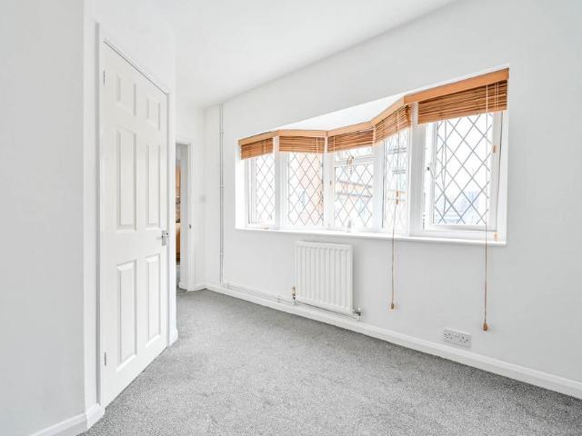Station Approach, West Byfleet, KT14 1 bed flat to rent £1,000 pcm £231 pw