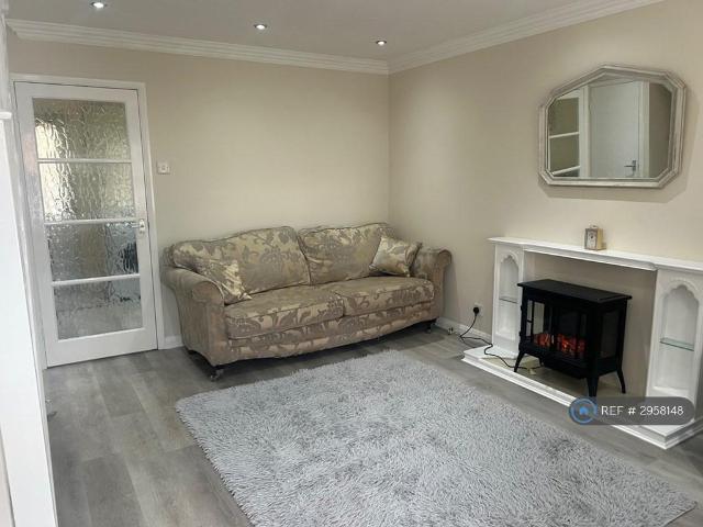 Station Court, Hornsea, HU18 2 bed semi detached house to rent £1,150 pcm £265 pw