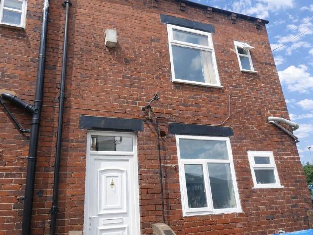 Station Lane, Featherstone, Pontefract WF7, 2 bed flat to rent, £750 pcm | PrimeLocation