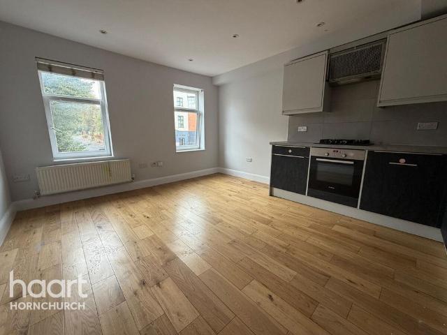 Station Lane, HORNCHURCH 2 bed apartment to rent £1,650 pcm £381 pw