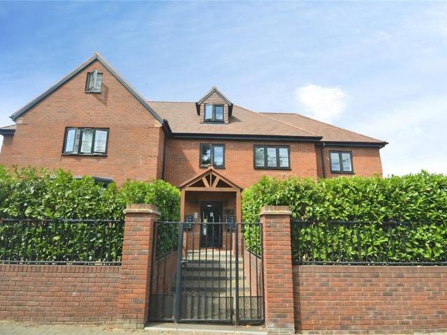 Station Lane, Hornchurch, RM12 2 bed apartment to rent £1,800 pcm £415 pw