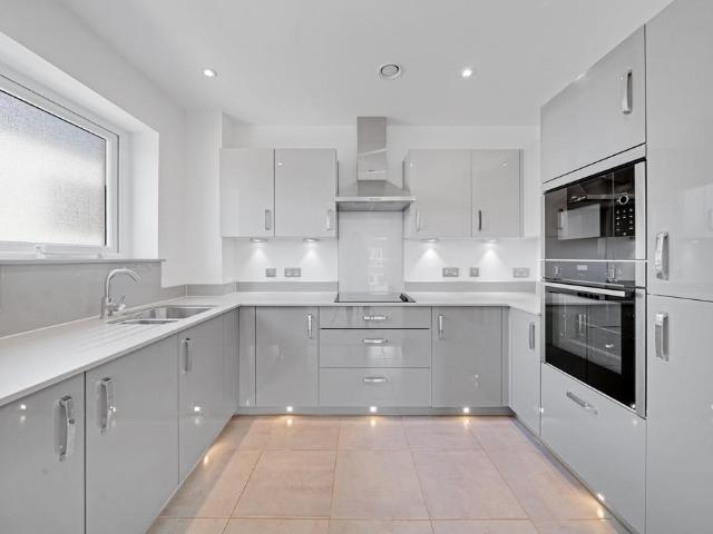 Station Parade, Virginia Water GU25 2 bed retirement property to rent £5,500 pcm £1,269 pw