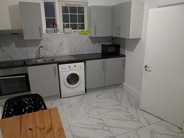 Station Parade, Barking, Essex, IG11 3 bed flat to rent £2,400 pcm £554 pw