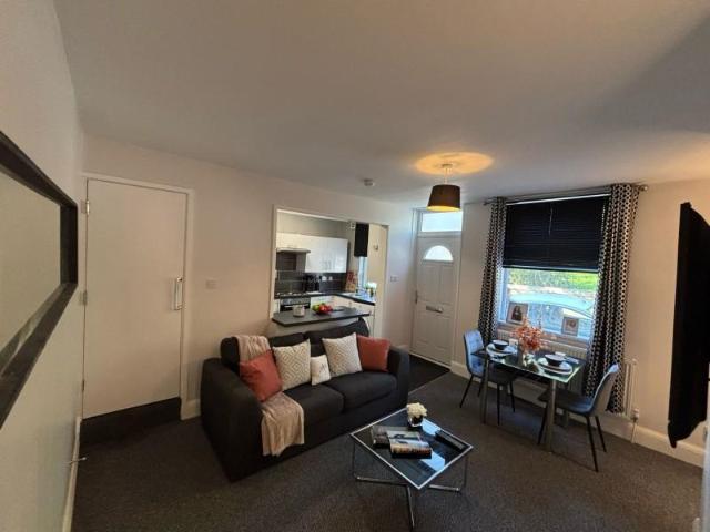 Station Parade, Leeds LS5 2 bed terraced house to rent £1,200 pcm £277 pw