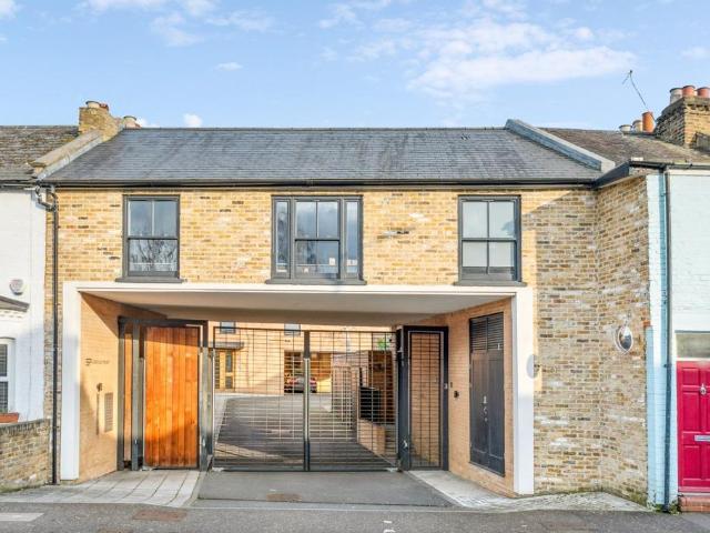 Station Point, 121 Sandycombe Road. 2 bed maisonette to rent £2,850 pcm £658 pw